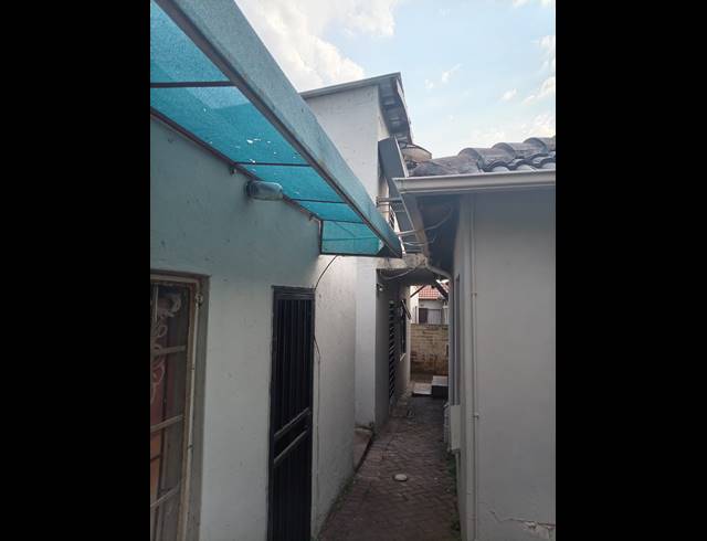 6 BEDROOM HOUSE FOR SALE IN COSMO CITY